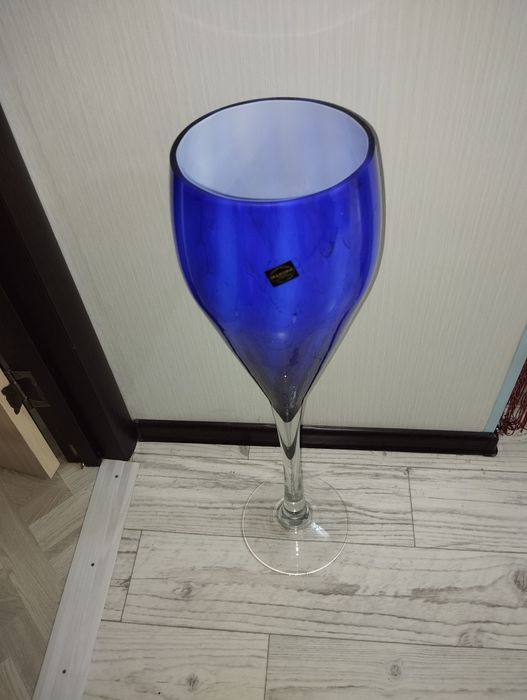 Продам вазу напольную
