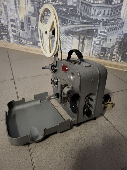 Ретро кинопроектор луч 2