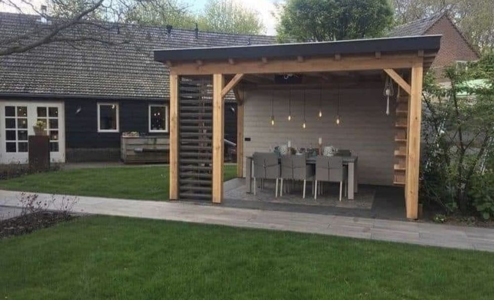 Vând o structură din lemn cu terasă