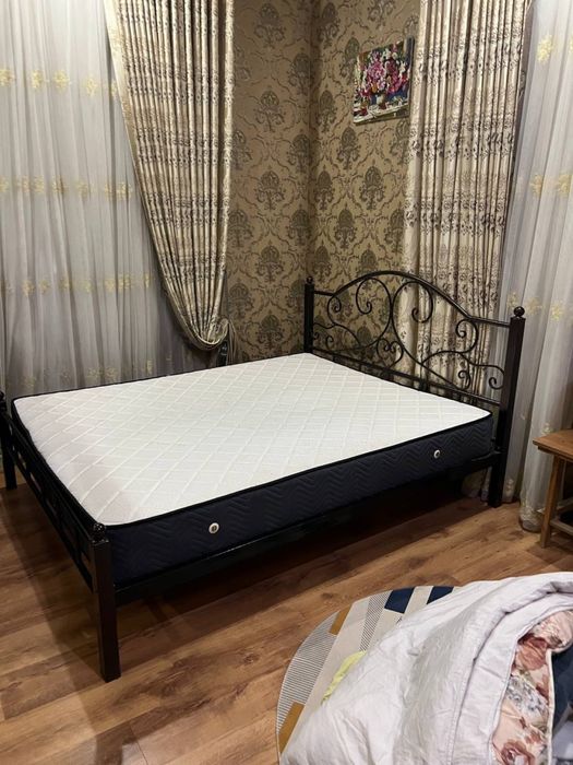 Срочно продается железная двуспальная кровать 160-200