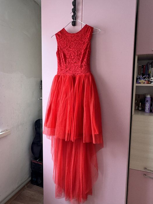 продам платья на девочку