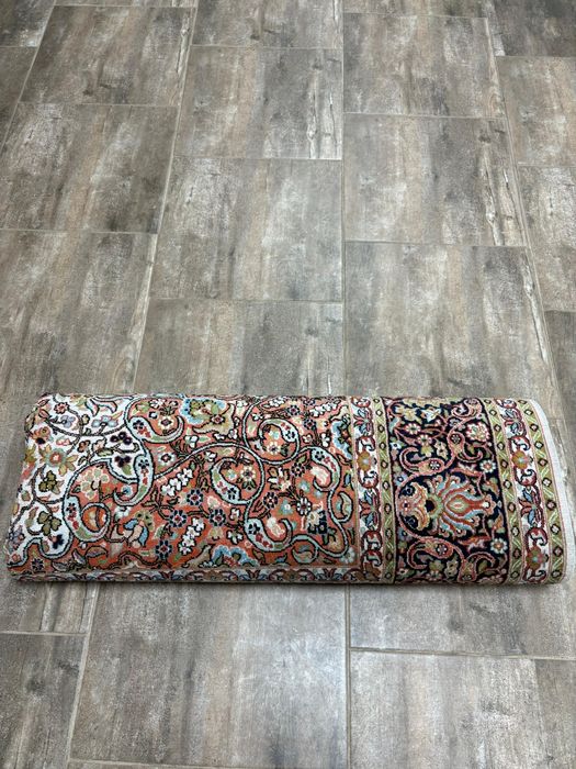 Истински персийски килим