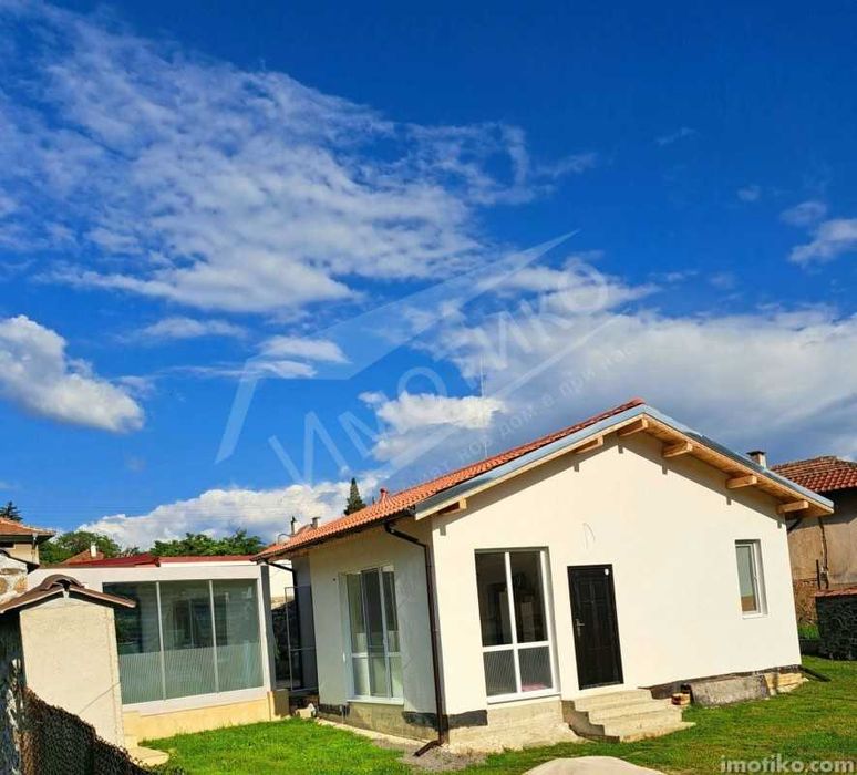 Къща с двор в с. Буново