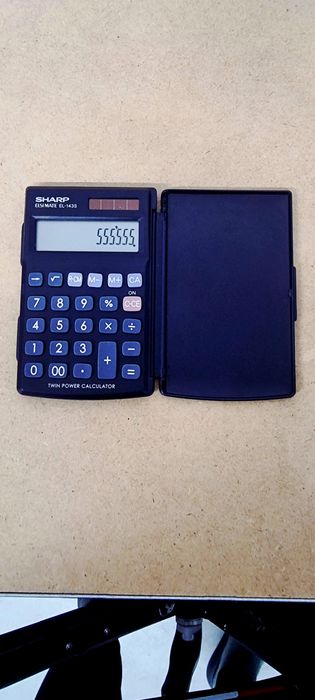 Calculator retro Sharp ElsiMate EL143S in conditie excelenta