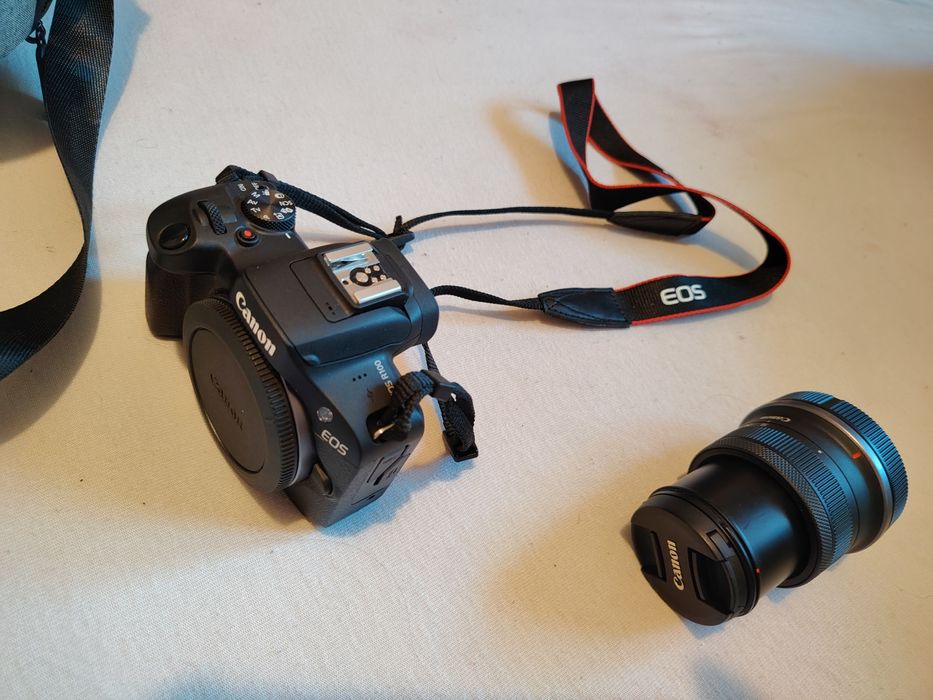 Aparat foto Mirrorless Canon EOS R100 + Obiectiv RF-S 18-45