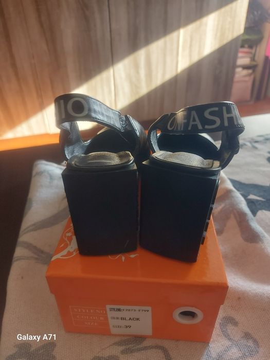 Продавам черни кожени дамски обувки без пета.