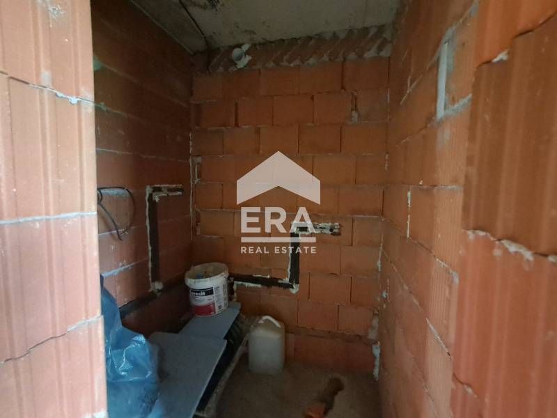 Едноетажна новопостроена къща за продажба, с три спални и двор, в с. Г