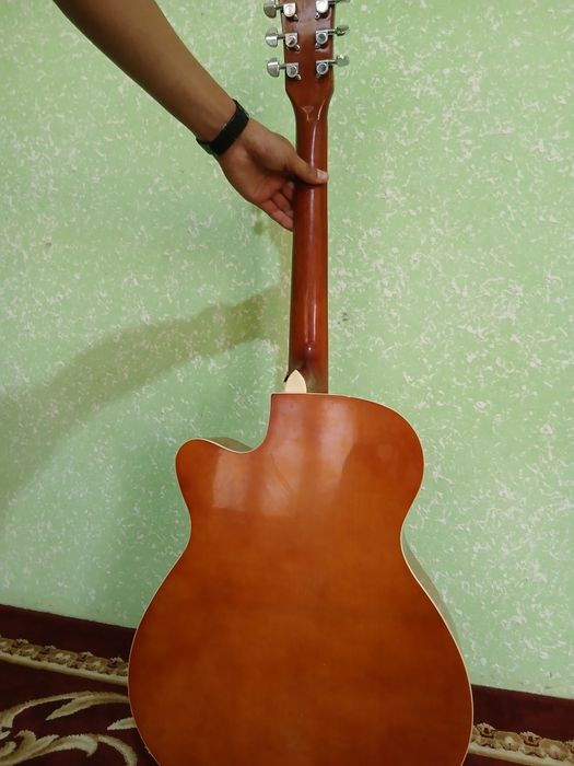 Gitara sotilad narxi600.000ming so‘m.