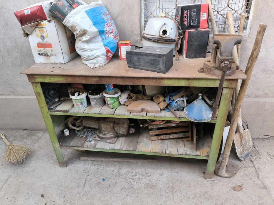 Верстак металлический с тисками