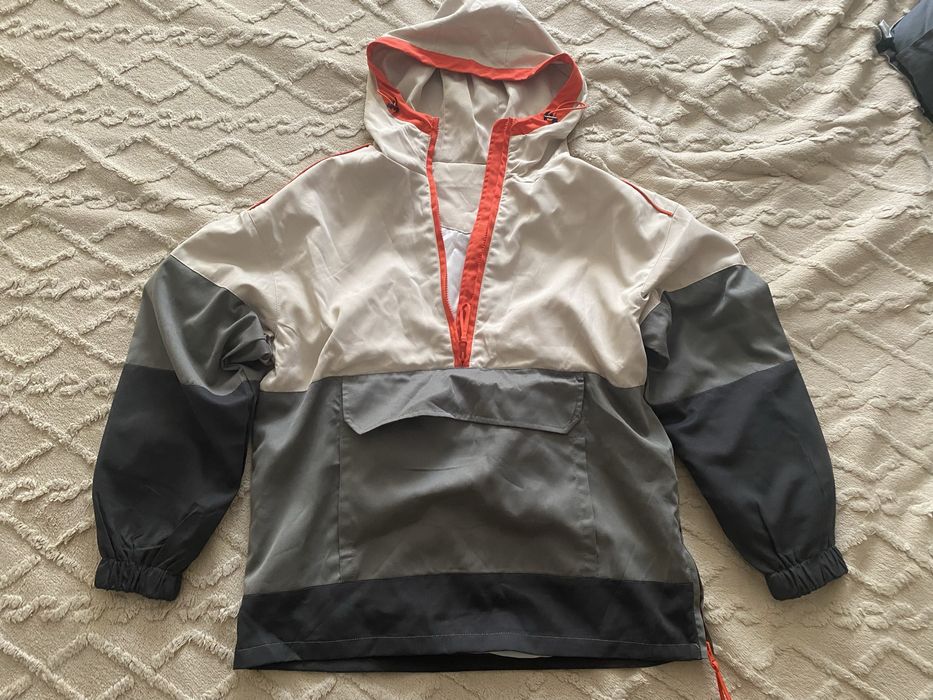 Продам ветровку.