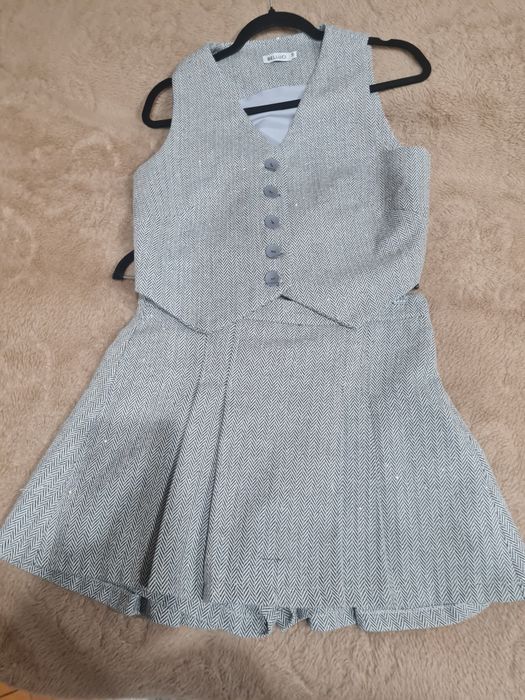 Vand un frumos costum vesta + fusta pantalon