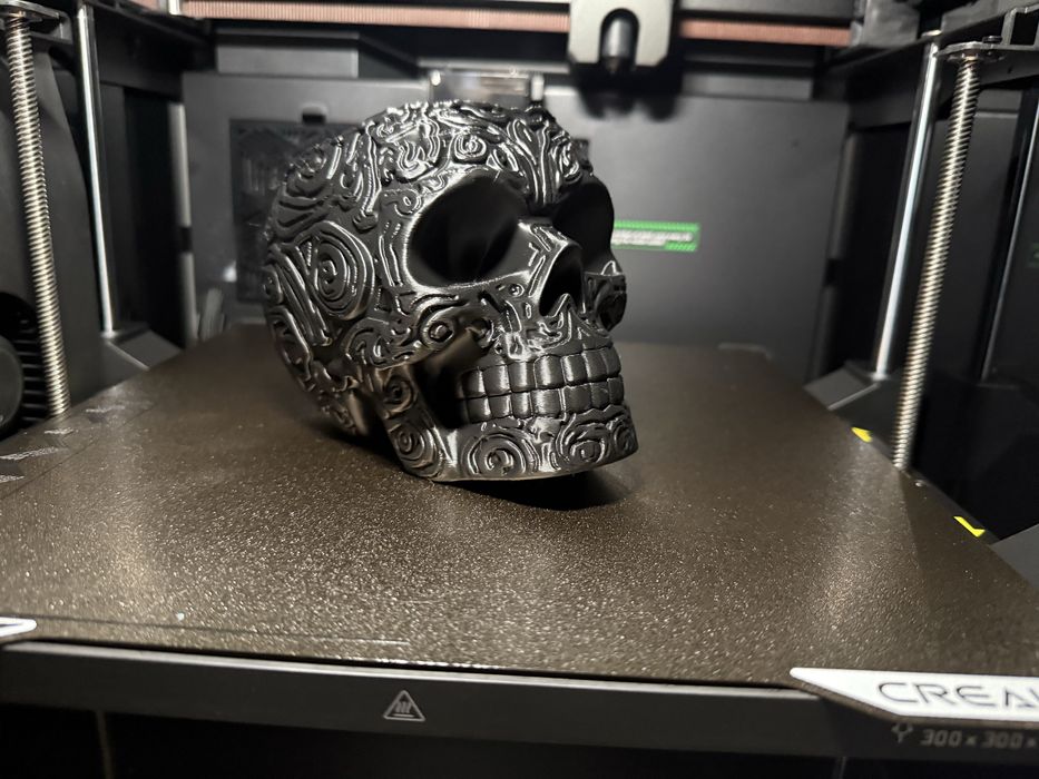 черна саксия череп