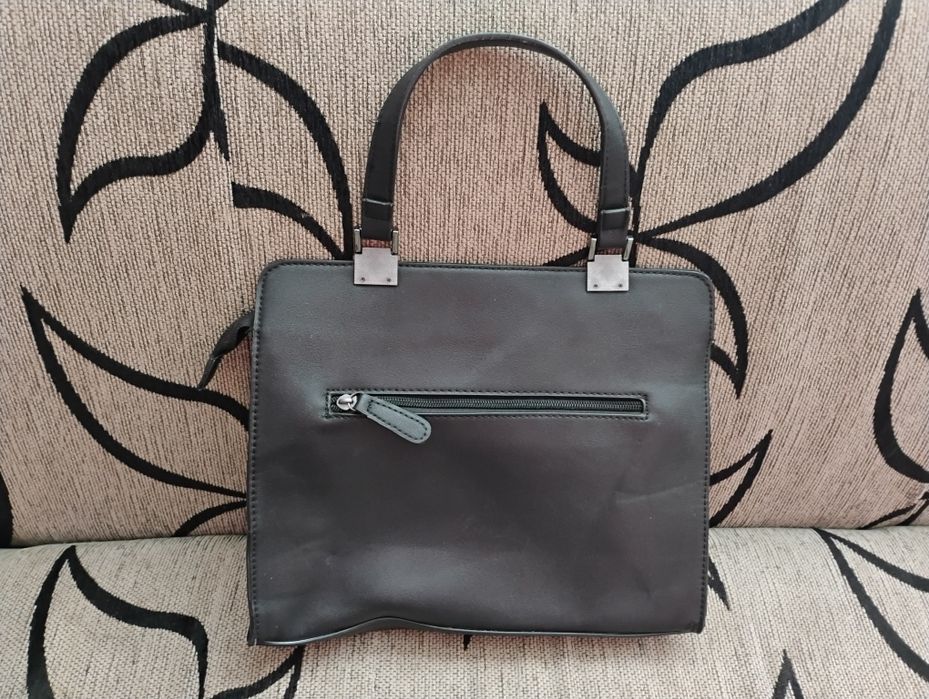 Дамска чанта с къса дръжка