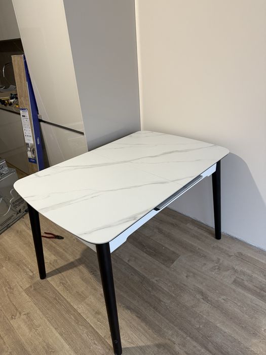 Чисто нова разтегателна трапезна маса