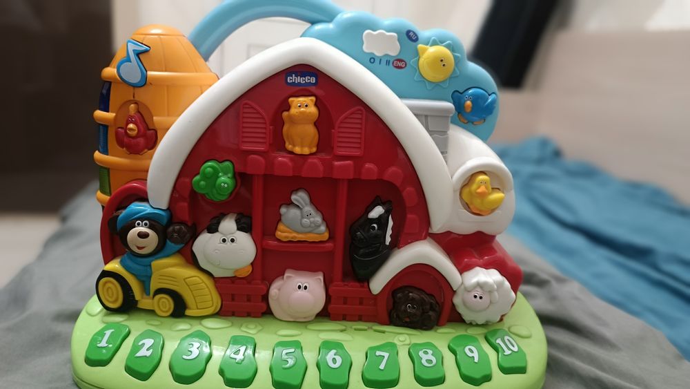 Развивающая интерактивная игрушка для малыша (со звуком)