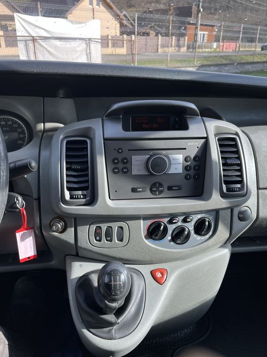 Vand Opel Vivaro 2.0 d model lung