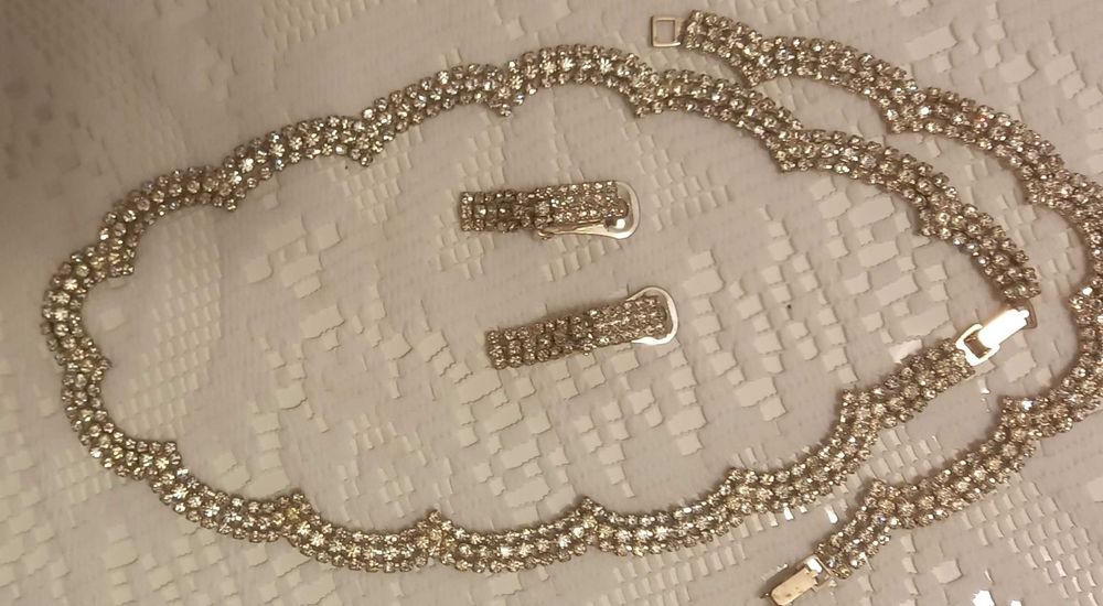 Комрасив комплект бижу- колие , гривна и обеци с камъчета цирконий