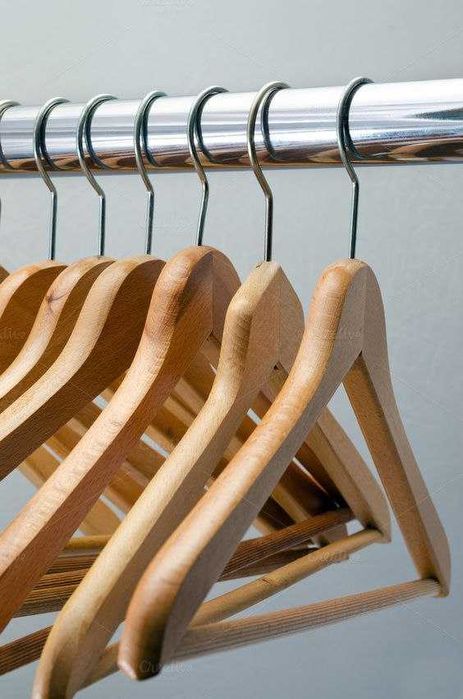 Вешалка для одежды из натурального дерева