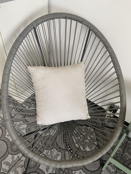 Продавам 2 стола с масичка не са ползвани