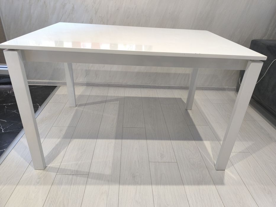 Разтегателна бяла трапезна маса гланц