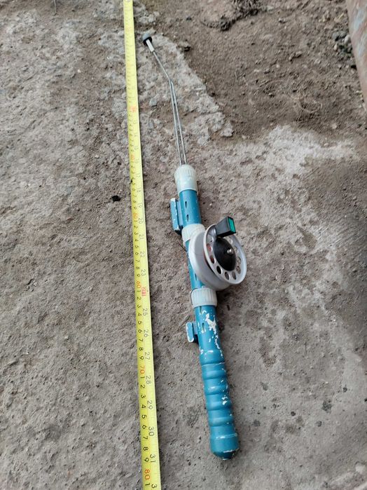 Зимний спининг с катушкой.