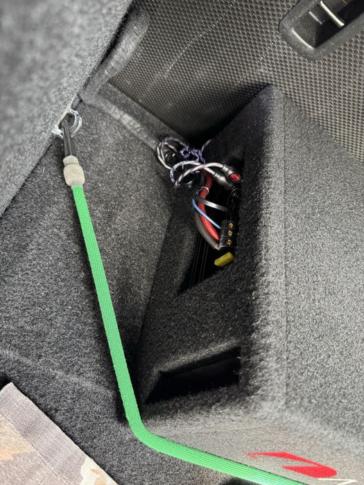 Subwoofer auto Nakamichi 10", 1000W, 150W rms, ca nou, cu kit cabluri