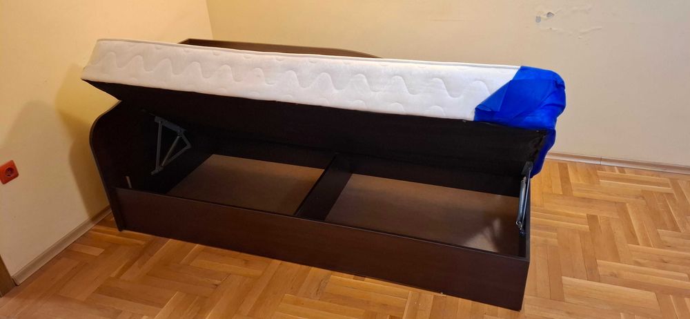 Продавам ъглово легло с ракла и механизъм + матрак 82/190 см