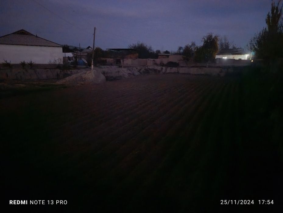 Yer maydon suroshni sotiladi