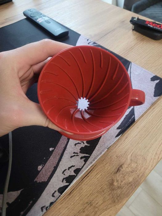 Пластмасова кафеварка-фуния (дрипер) Hario V60, червена