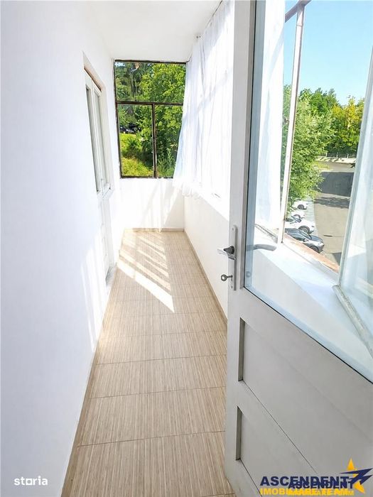 Drumul Poienii .LIvada Postei: 3 camere decomandate,2 balcoane,vedere