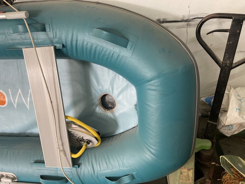 Продавам лодка гумена малка за двама човека с гребла