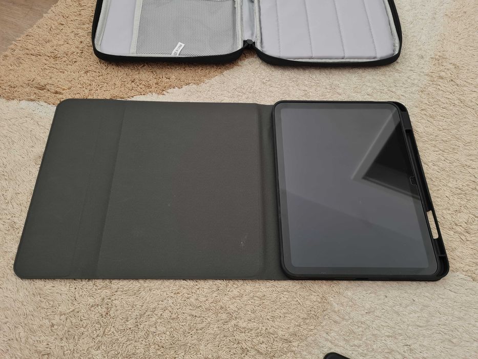 Set Accesorii iPad 10.9" (2022) – Geantă Transport + Husă Tip Carte + Tastatură Wireless Bluetooth