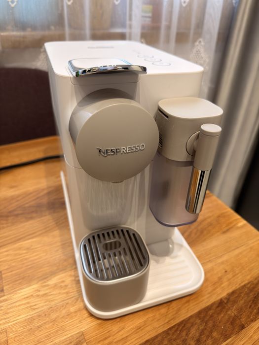 Espressor nespresso lattissima one cu capsule