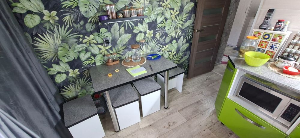 Стол в кухню и 4 стула.