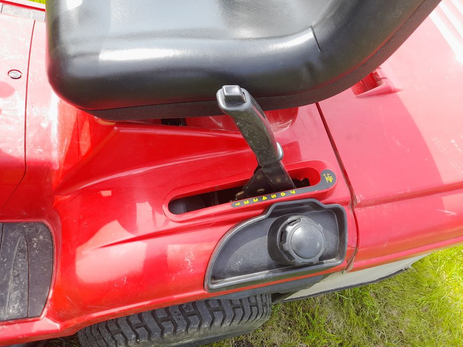 Vand tractoras de tuns iarba