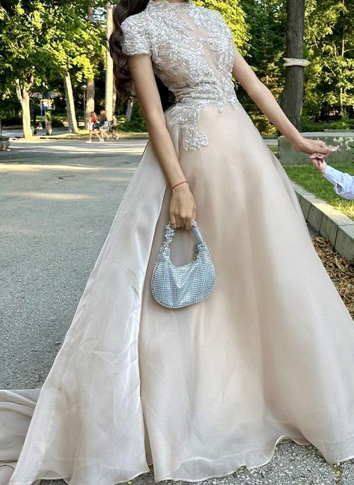 Официална рокля.