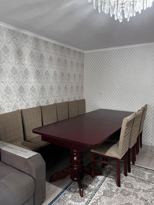 Продом стол со стульями
