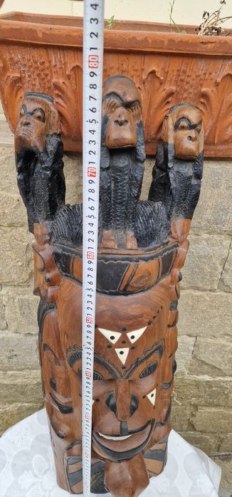 Тежка и масивна дървена маска дялана изцяло от едно цяло дърво