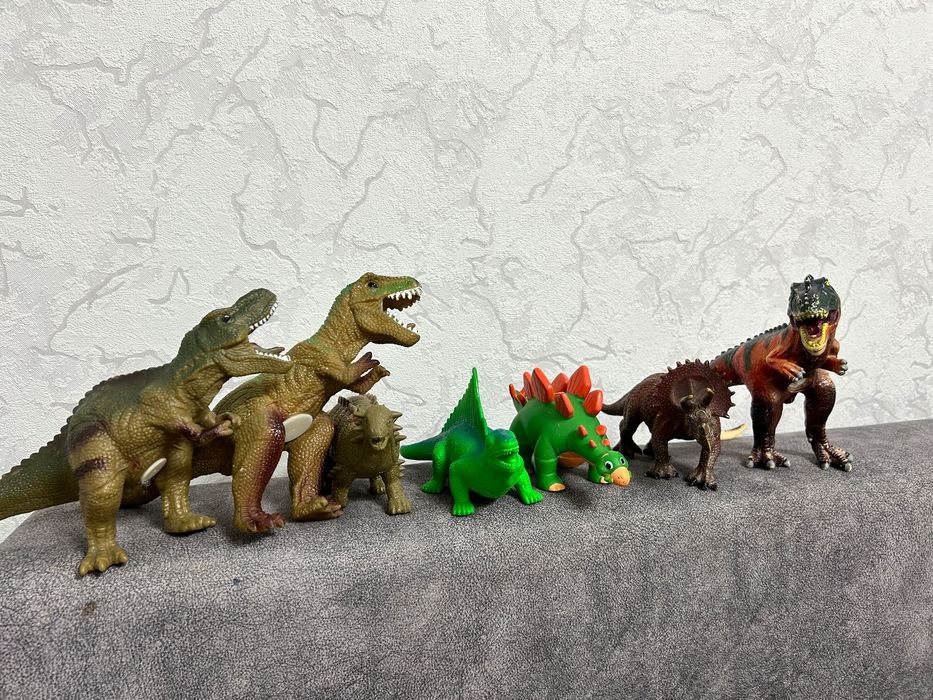 Продам игрушки динозавров