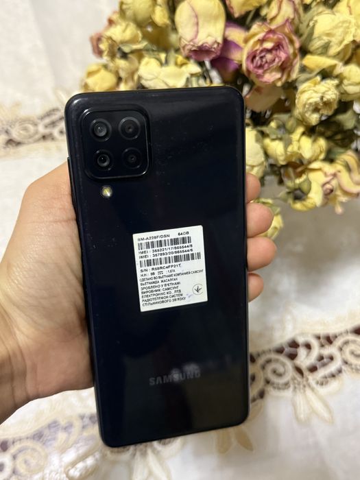 samsung A12 ишлтишга болади холати яхши факат экрани сал етган