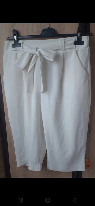 Pantaloni albi scurți