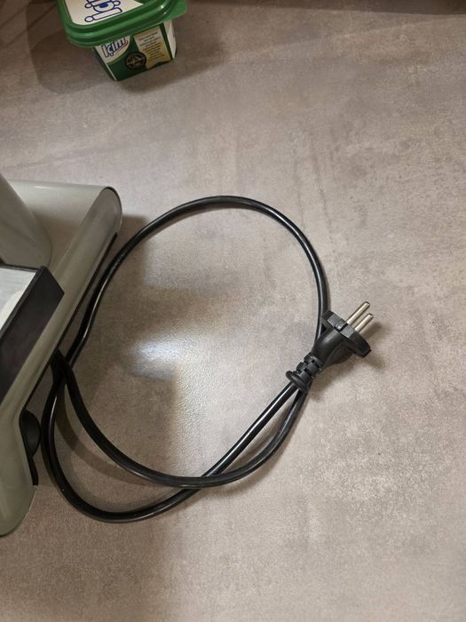 Продавам колбасо резачка