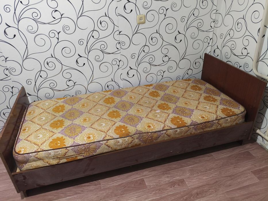 Отдам кровать с матрасом