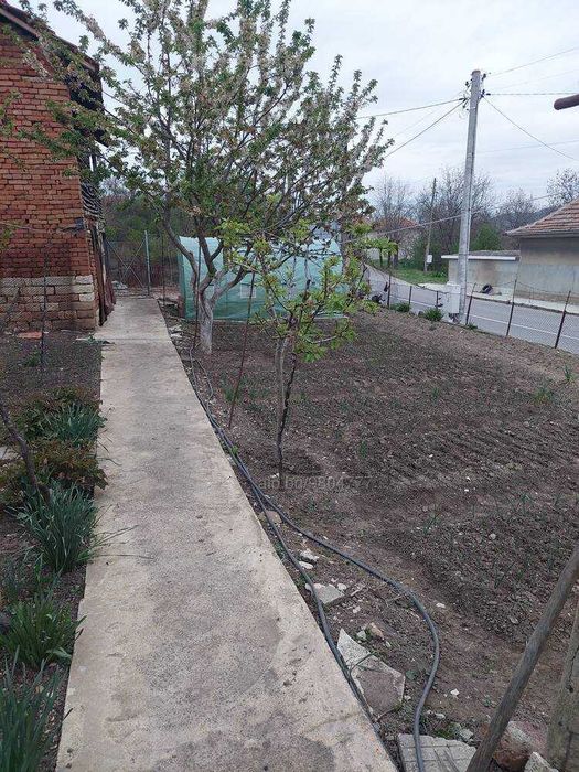 Продавам  двуетажна къща с двор в с. Горна Бешовица.