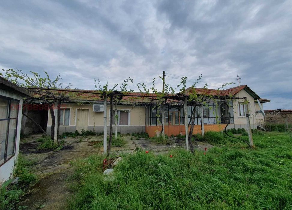 Ръжево-едноетажна къща с 1700кв.двор