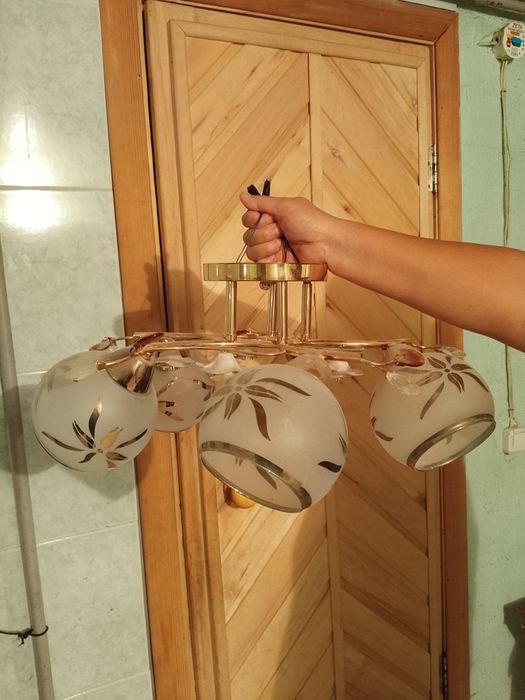 Люстра красивая.