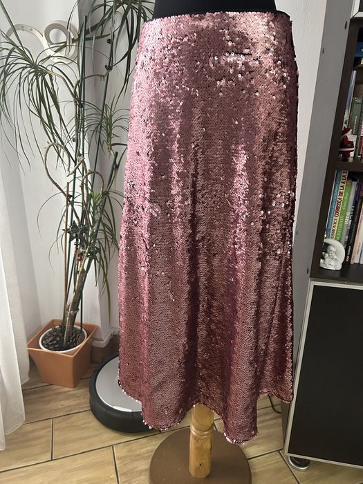 Fusta H&M , midi, paiete roze, noua , marime 36