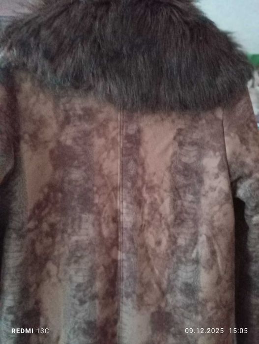 Продавам елегантно дълго зимно палто от еко кожа – отлично състояние!