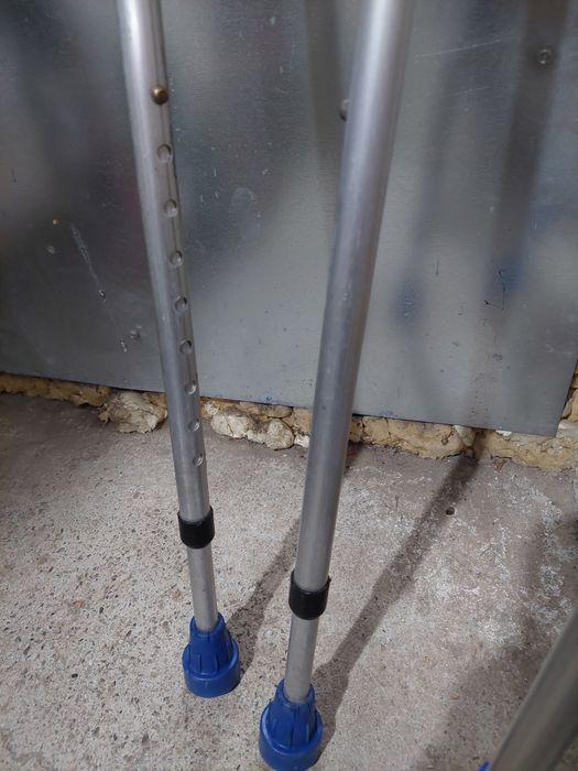 Carje medicale cu susținere antebrat, 70 lei perechea