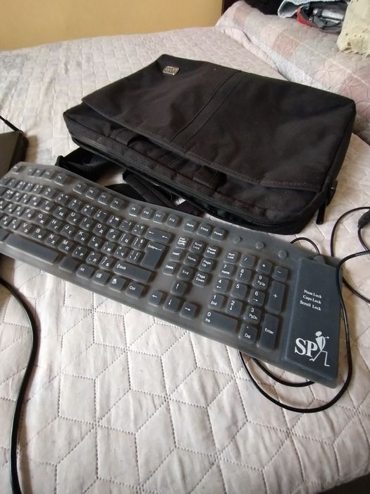 Лаптоп с чанта и допълнителна клавиатура